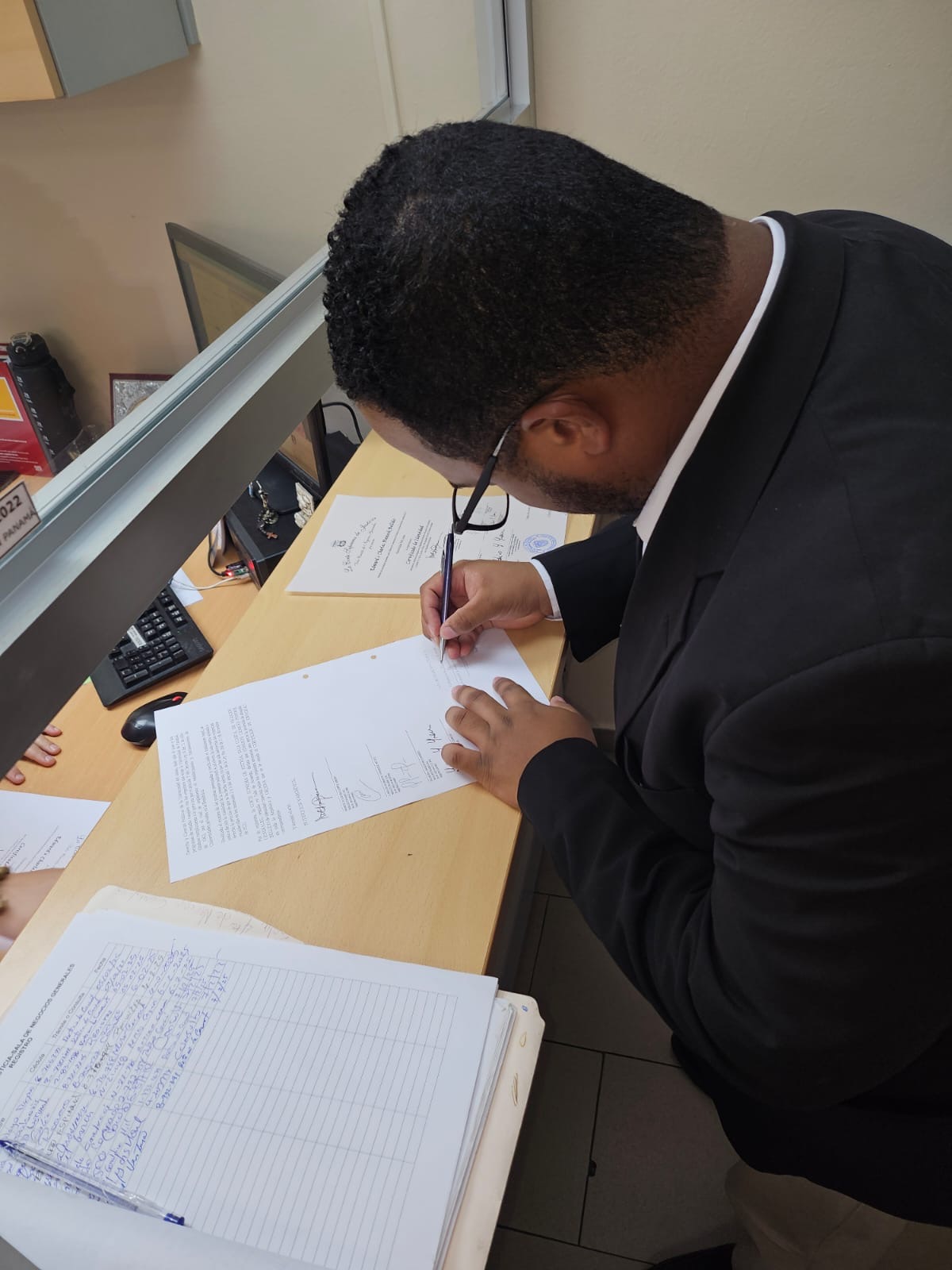 Redacción, revisión y análisis de contratos para proteger tus intereses y evitar conflictos futuros.